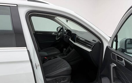 Volkswagen Tiguan II, 2023 год, 3 000 000 рублей, 13 фотография