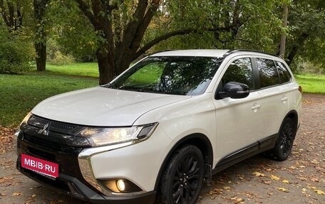Mitsubishi Outlander III рестайлинг 3, 2021 год, 3 000 000 рублей, 1 фотография