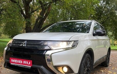 Mitsubishi Outlander III рестайлинг 3, 2021 год, 3 000 000 рублей, 7 фотография