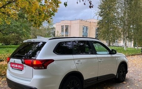 Mitsubishi Outlander III рестайлинг 3, 2021 год, 3 000 000 рублей, 4 фотография