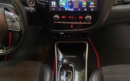 Mitsubishi Outlander III рестайлинг 3, 2021 год, 3 000 000 рублей, 13 фотография