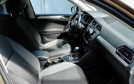 Volkswagen Tiguan II, 2020 год, 2 400 000 рублей, 3 фотография