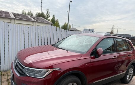Volkswagen Tiguan II, 2021 год, 2 600 000 рублей, 2 фотография