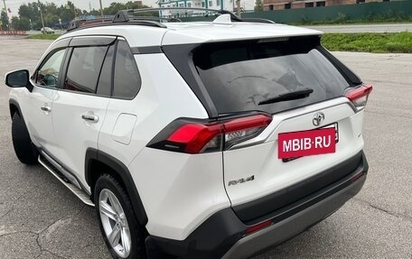 Toyota RAV4, 2019 год, 3 850 000 рублей, 10 фотография