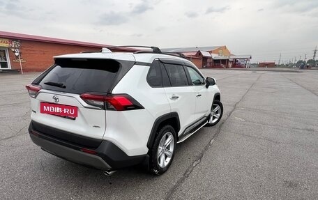 Toyota RAV4, 2019 год, 3 850 000 рублей, 8 фотография