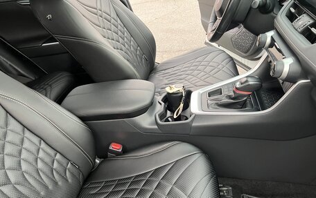 Toyota RAV4, 2019 год, 3 850 000 рублей, 21 фотография