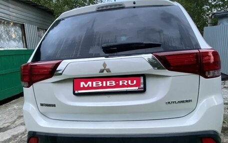 Mitsubishi Outlander III рестайлинг 3, 2016 год, 2 100 000 рублей, 2 фотография