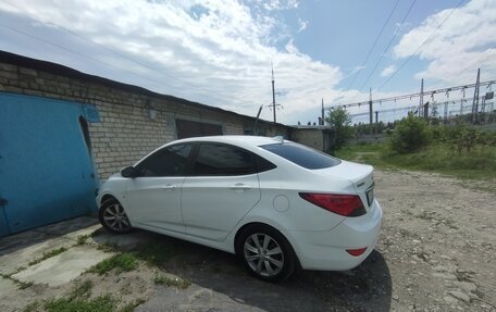 Hyundai Solaris II рестайлинг, 2013 год, 950 000 рублей, 3 фотография
