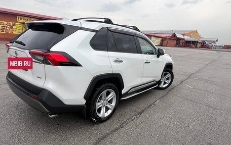 Toyota RAV4, 2019 год, 3 850 000 рублей, 5 фотография