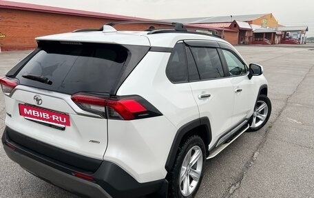 Toyota RAV4, 2019 год, 3 850 000 рублей, 6 фотография