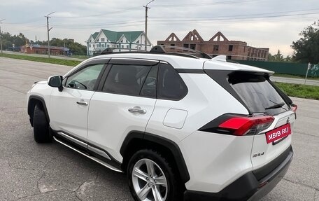 Toyota RAV4, 2019 год, 3 850 000 рублей, 11 фотография