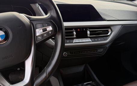 BMW 1 серия, 2020 год, 2 300 000 рублей, 9 фотография
