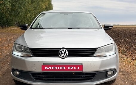 Volkswagen Jetta VI, 2013 год, 990 000 рублей, 3 фотография