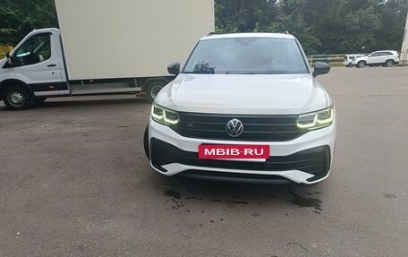 Volkswagen Tiguan II, 2021 год, 2 900 000 рублей, 2 фотография
