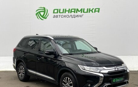 Mitsubishi Outlander III рестайлинг 3, 2019 год, 2 100 000 рублей, 3 фотография
