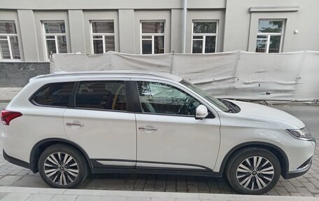 Mitsubishi Outlander III рестайлинг 3, 2021 год, 2 490 000 рублей, 1 фотография