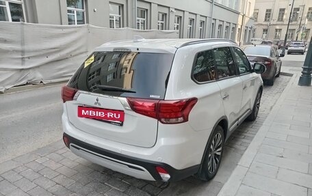 Mitsubishi Outlander III рестайлинг 3, 2021 год, 2 490 000 рублей, 2 фотография