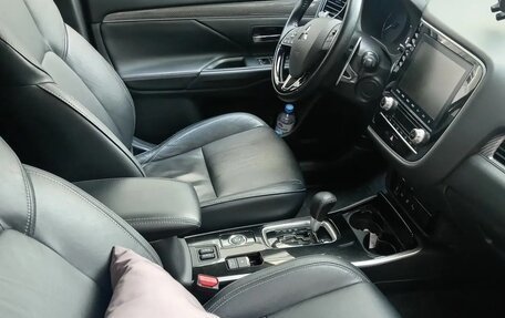 Mitsubishi Outlander III рестайлинг 3, 2021 год, 2 490 000 рублей, 7 фотография