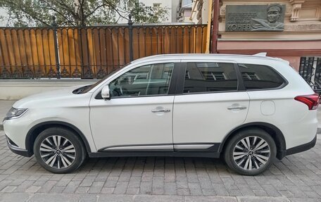 Mitsubishi Outlander III рестайлинг 3, 2021 год, 2 490 000 рублей, 11 фотография