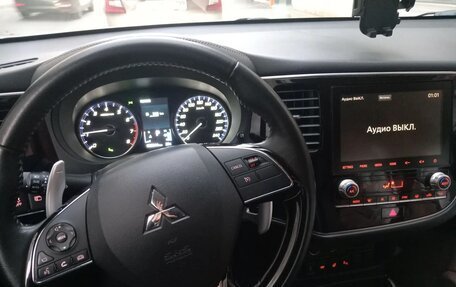 Mitsubishi Outlander III рестайлинг 3, 2021 год, 2 490 000 рублей, 8 фотография