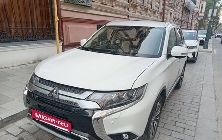 Mitsubishi Outlander III рестайлинг 3, 2021 год, 2 490 000 рублей, 4 фотография