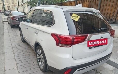 Mitsubishi Outlander III рестайлинг 3, 2021 год, 2 490 000 рублей, 3 фотография