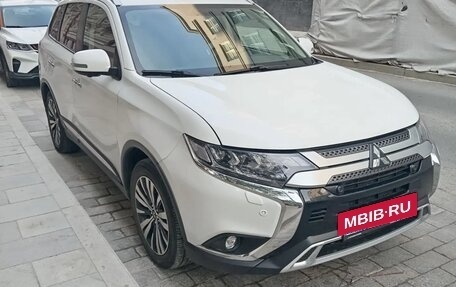 Mitsubishi Outlander III рестайлинг 3, 2021 год, 2 490 000 рублей, 6 фотография