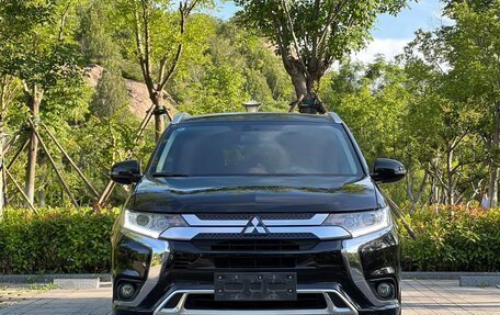 Mitsubishi Outlander III рестайлинг 3, 2022 год, 1 840 000 рублей, 2 фотография