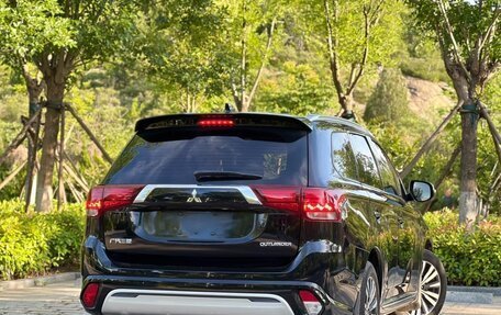 Mitsubishi Outlander III рестайлинг 3, 2022 год, 1 840 000 рублей, 4 фотография