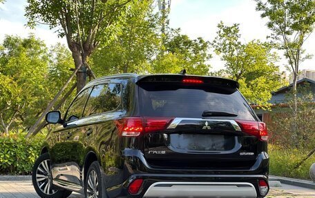 Mitsubishi Outlander III рестайлинг 3, 2022 год, 1 840 000 рублей, 6 фотография