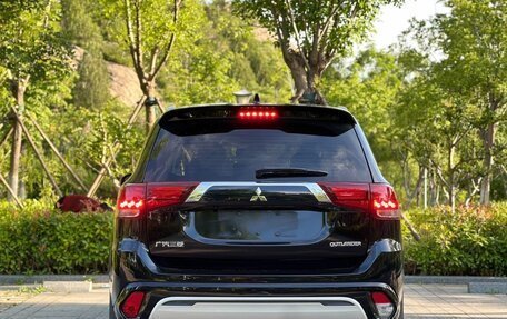 Mitsubishi Outlander III рестайлинг 3, 2022 год, 1 840 000 рублей, 5 фотография