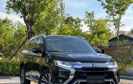 Mitsubishi Outlander III рестайлинг 3, 2022 год, 1 840 000 рублей, 3 фотография