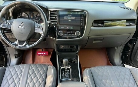 Mitsubishi Outlander III рестайлинг 3, 2022 год, 1 840 000 рублей, 8 фотография