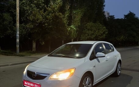 Opel Astra J, 2011 год, 620 000 рублей, 1 фотография