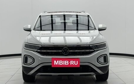 Volkswagen T-Roc I, 2023 год, 1 930 000 рублей, 2 фотография