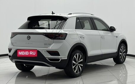 Volkswagen T-Roc I, 2023 год, 1 930 000 рублей, 6 фотография