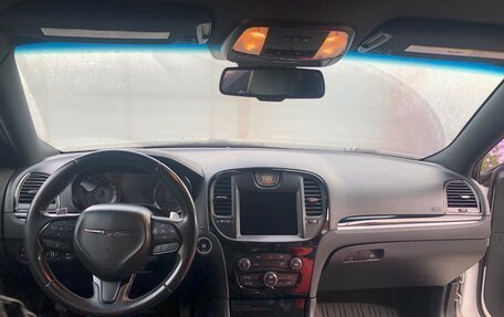 Chrysler 300C II, 2017 год, 2 600 000 рублей, 10 фотография