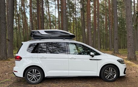 Volkswagen Touran III, 2017 год, 1 950 000 рублей, 2 фотография