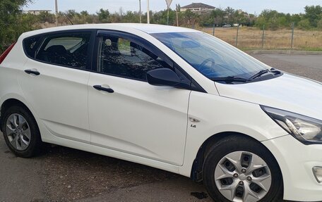 Hyundai Solaris II рестайлинг, 2014 год, 830 000 рублей, 2 фотография