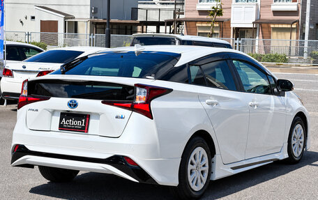 Toyota Prius IV XW50, 2022 год, 1 500 000 рублей, 3 фотография