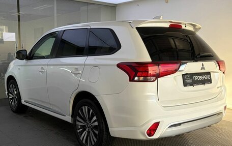 Mitsubishi Outlander III рестайлинг 3, 2022 год, 2 500 000 рублей, 7 фотография