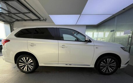 Mitsubishi Outlander III рестайлинг 3, 2022 год, 2 500 000 рублей, 4 фотография