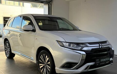 Mitsubishi Outlander III рестайлинг 3, 2022 год, 2 500 000 рублей, 3 фотография