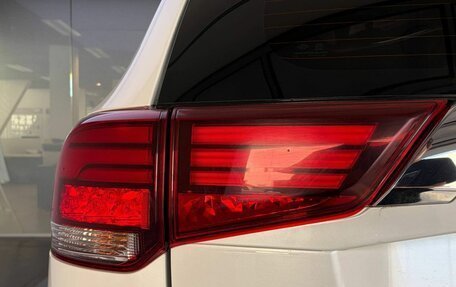 Mitsubishi Outlander III рестайлинг 3, 2022 год, 2 500 000 рублей, 10 фотография