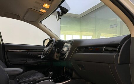Mitsubishi Outlander III рестайлинг 3, 2022 год, 2 500 000 рублей, 11 фотография