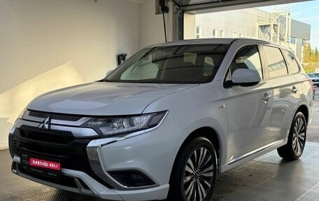 Mitsubishi Outlander III рестайлинг 3, 2022 год, 2 500 000 рублей, 1 фотография