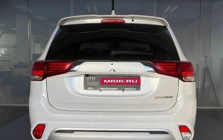 Mitsubishi Outlander III рестайлинг 3, 2022 год, 2 500 000 рублей, 6 фотография
