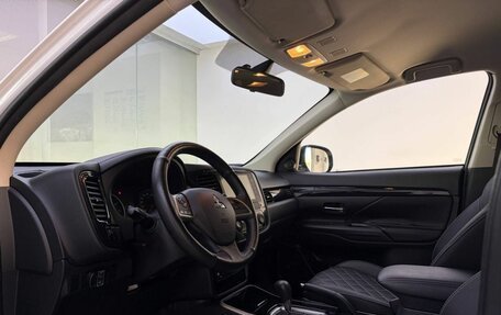 Mitsubishi Outlander III рестайлинг 3, 2022 год, 2 500 000 рублей, 16 фотография