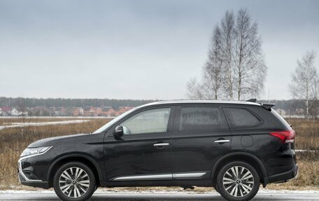 Mitsubishi Outlander III рестайлинг 3, 2018 год, 1 990 000 рублей, 3 фотография