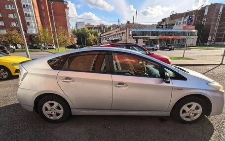 Toyota Prius, 2010 год, 900 000 рублей, 10 фотография